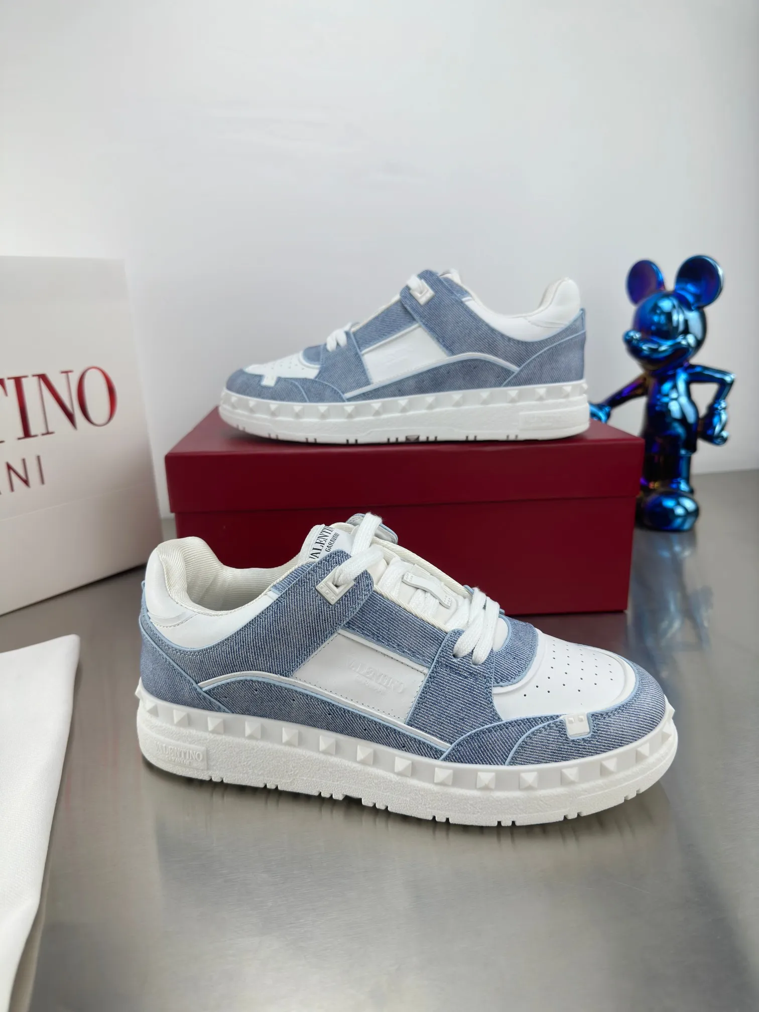 👟👟Ex-factory price 640👟👟 🔺Valentino🔺 Valentino VT 2024 early spring white shoes casual shoes! Top version!  Original 1:1 mold opening! Lasting + oil edge craftsmanship, classic splicing, fashionable and versatile, 🎁Full set of packaging at the same time at the counter. Fabric: Customized cowhide. Lining: Original breathable mesh. Outsole: Original TPU material outsole. Non-slip and wear-resistant. Size: Female 35-40! Male 39～45